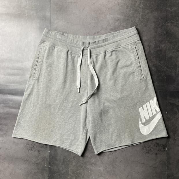 NIKE 나이키 그레이 스우시그래픽 스웨트 하프팬츠 A01241