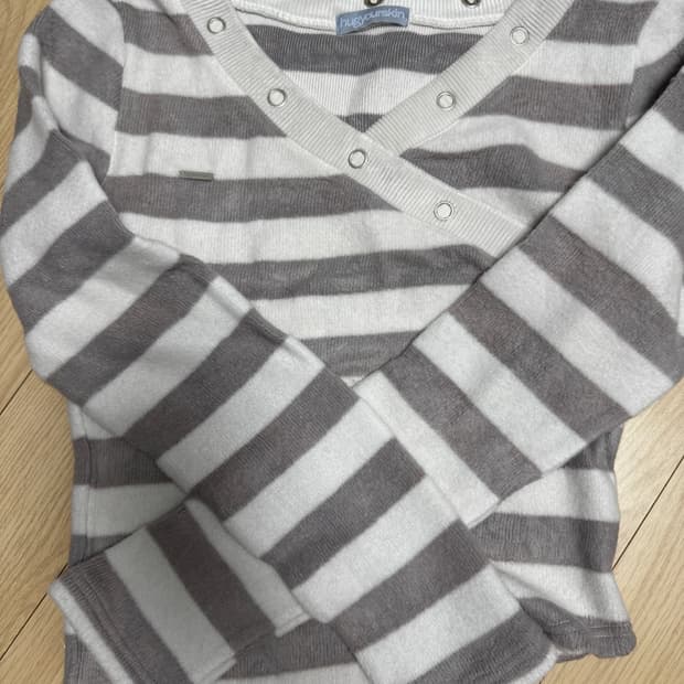 허그유어스킨 스트라이프 브이넥 니트 탑 화이트 퍼플