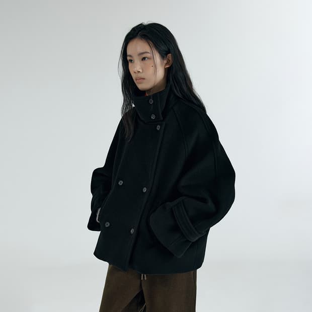 시야쥬 하이넥 오버핏 하프코트 블랙