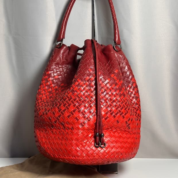 보테가 베네타 인트레치아토 버킷백 