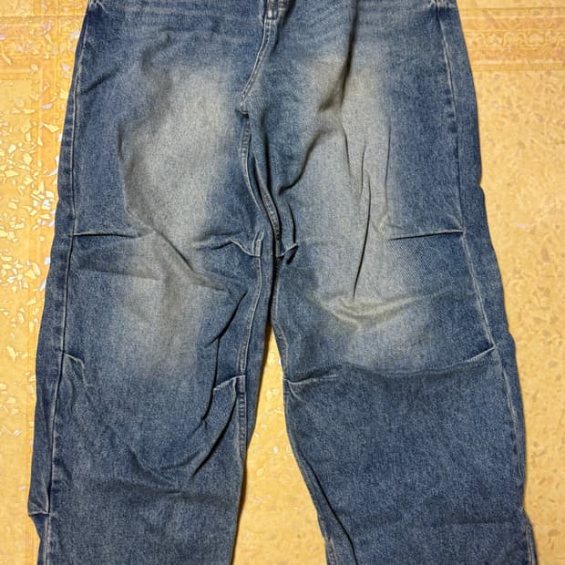 더 뮤지엄 비지터 TWO TUCK DENIM BAGGY PANTS