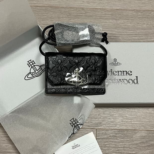 비비안웨스트우드 엠보스드 나파 스트랩 카드지갑