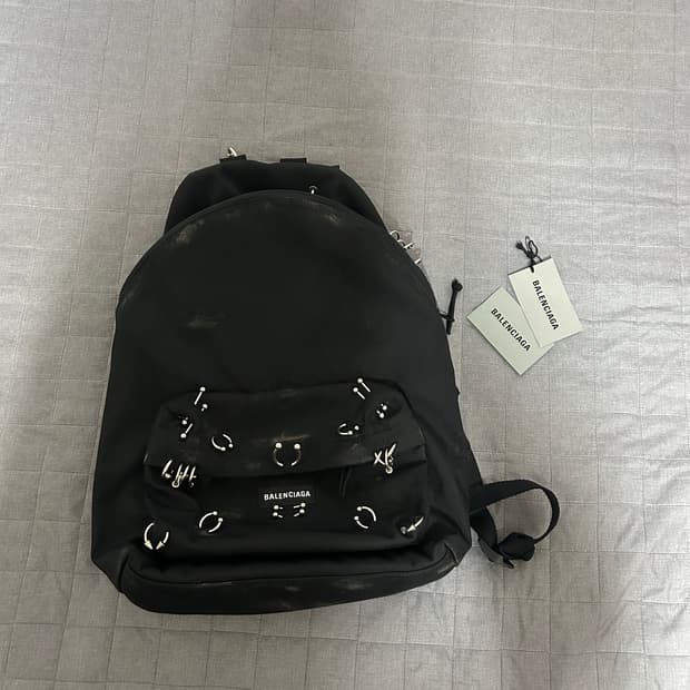 발렌시아가 익스플로러 피어싱 백팩