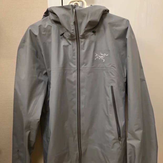 아크테릭스 베타 sl 자켓 M사이즈 판매합니다. 색상은 무난한 회색입니다