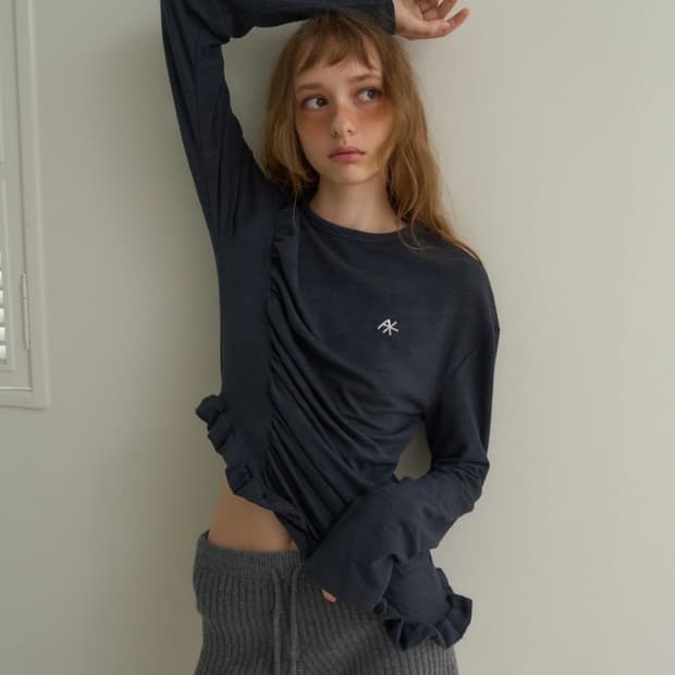 아우어솔티 셔링 프릴 티셔츠 (차콜)