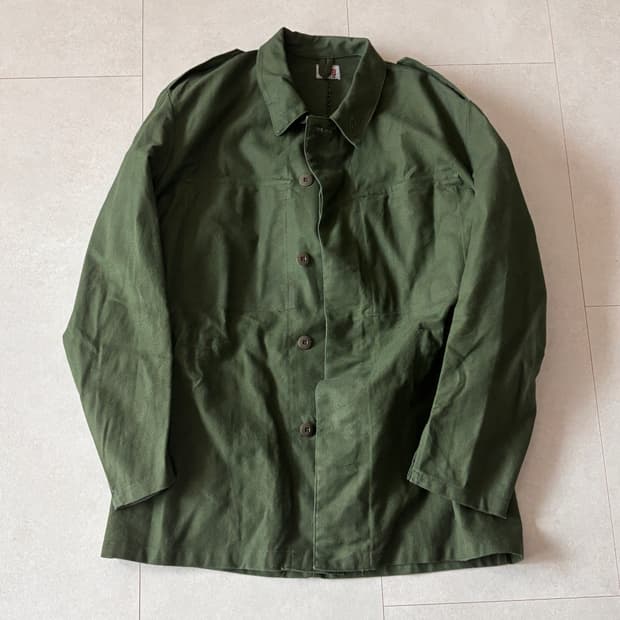 겉은 미니멀, 속은 밀리터리. 스웨덴 빈티지 자켓 L