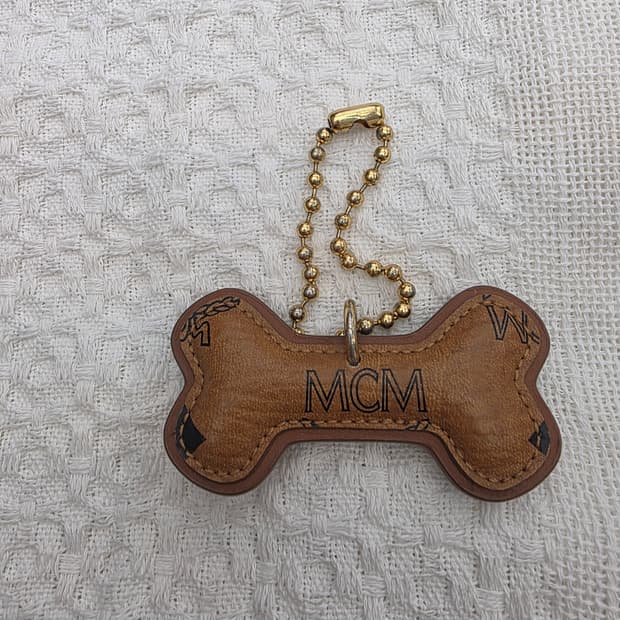 MCM 비세토스 뼈다귀 참 장식
