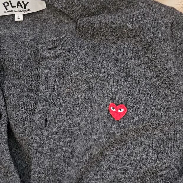 (SSF샵 구매) 꼼데가르송 스몰 레드 하트 와펜 회색