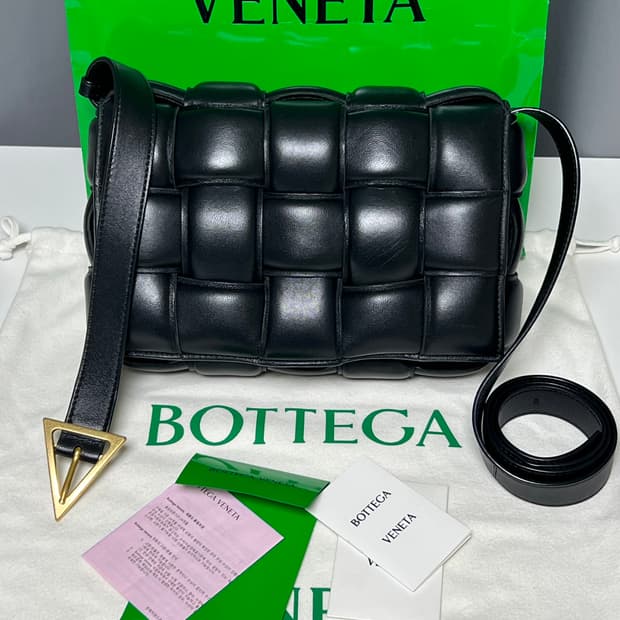 [정품] 백화점판 / 보테가베네타 패딩 카세트백 블랙 금장