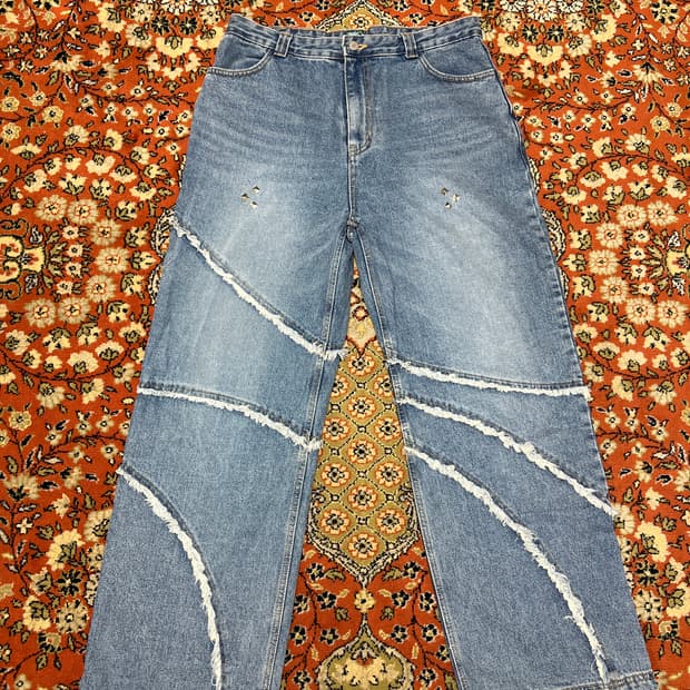 [L] 더콜디스트모먼트 커브 라인 디스트로이드 데님 팬츠 연청