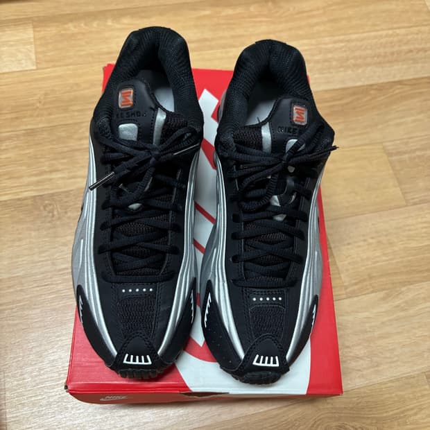 나이키 샥스 r4 270사이즈 판매합니다