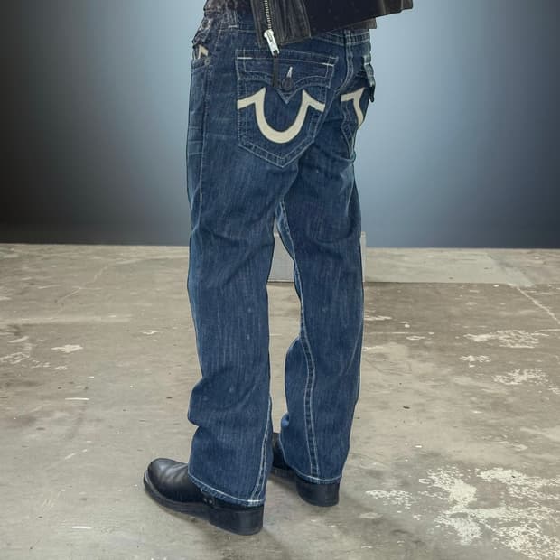 트루릴리전 조이 가죽 빅로고 플레어 부츠컷 데님팬츠