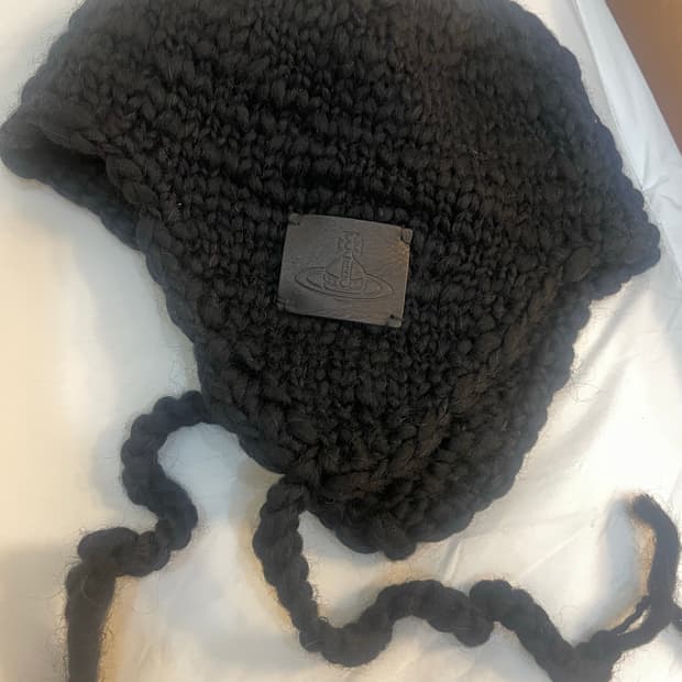 비비안웨스트우드 가죽패치 이어플랩비니 블랙 F