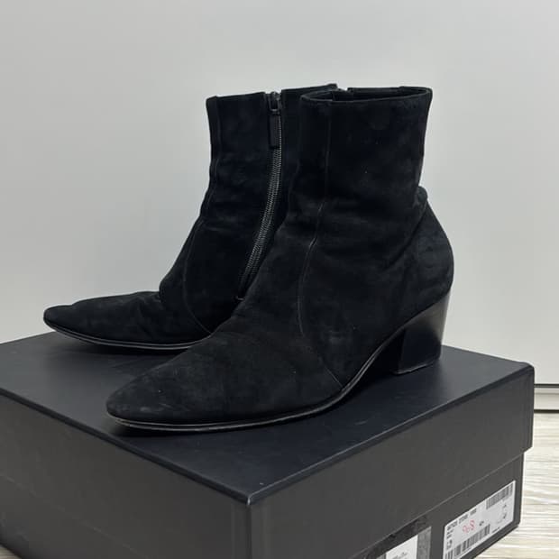 (43) 23 생로랑 스웨이드 앵클부츠