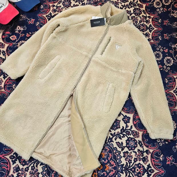 (새상품) 게스(GUESS) 21FW 시그니쳐 패치 롱 뽀글이 자켓 