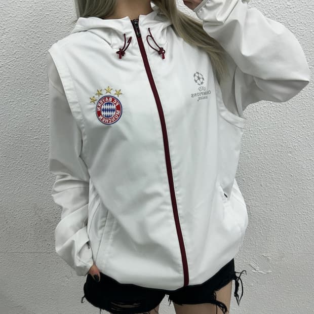 아디다스 바이에른뮌헨 로고 화이트 후드 바람막이 L