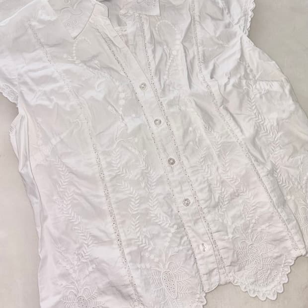 “자수좀보삼이거만드느라얼마나눈물흘렸겠니?” 를 담당하는 모리걸 블라우스