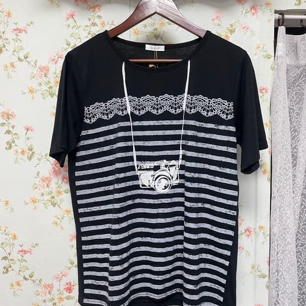스트라이프 카메라 블랙 반팔 티