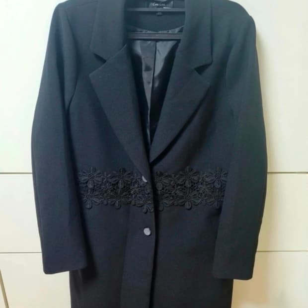 검정색 코트 & 네이비 스커트