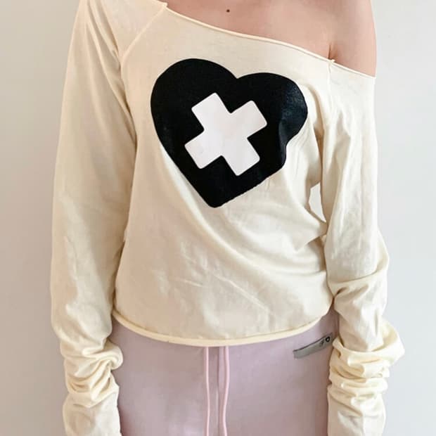 샵페어리 크로스 하트 컷오프 티셔츠 크림 아일릿 민주 코이세이오