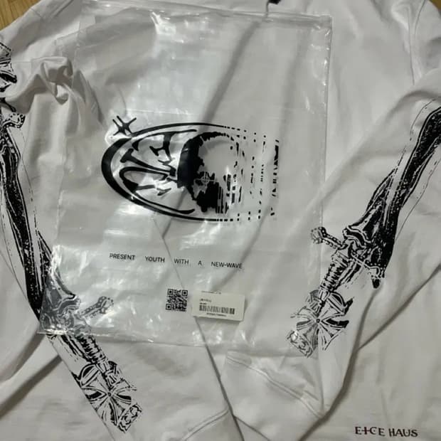 [새상품] ETCE 크로스 스워드 긴팔 티셔츠 화이트