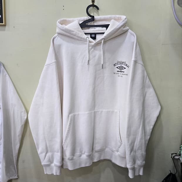 [105] UMBRO 뉴 레터링 기모 후드티 (오프화이트)