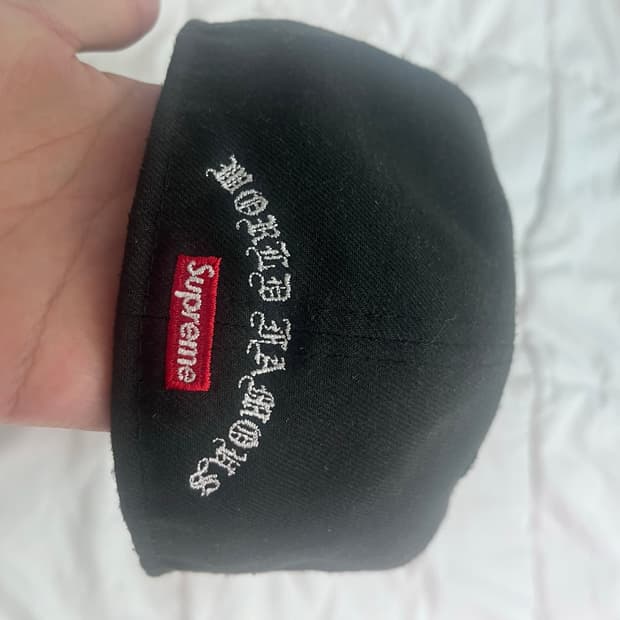 슈프림 뉴에라 (7 1/4 - 57.7mm) 골드 크로스