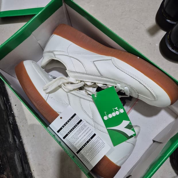 디아도라 스니커즈