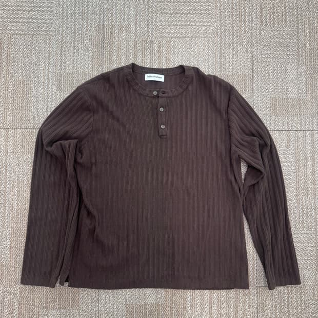 밀로 아카이브 드래프트 헨리넥 니트 브라운