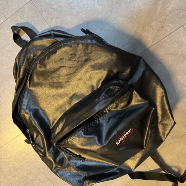 이스트팩 블랙 유광 백팩