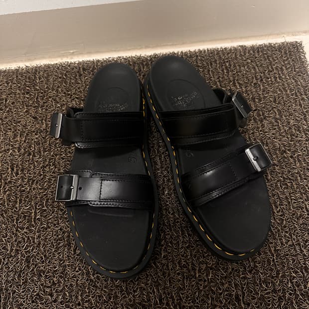 닥터마틴 마일즈 가죽 버클 샌들 블랙 270