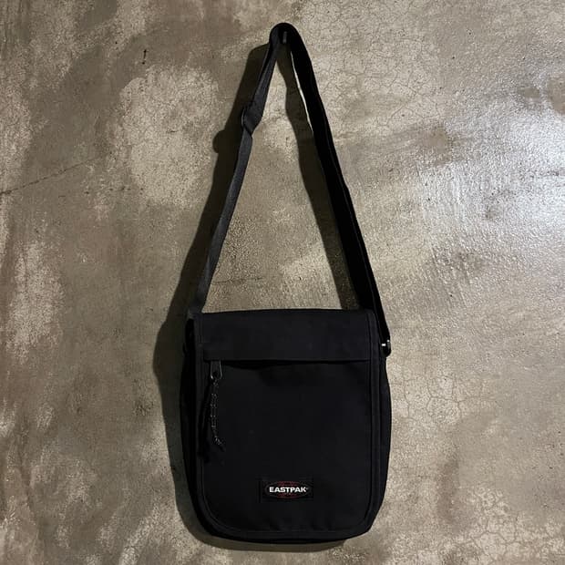 이스트팩 크로스백