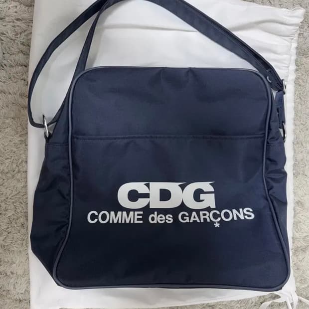 CDG 꼼데가르송 숄더백 네이비 (M)