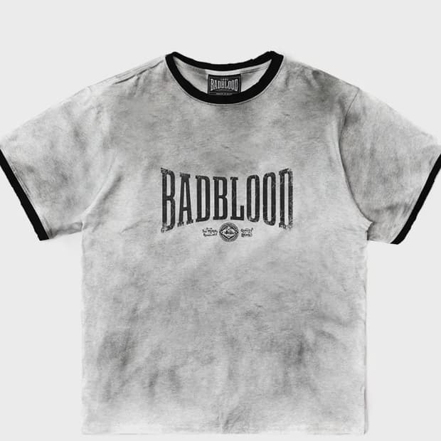 BADBLOOD 배드블러드 커브드 로고 더스티 링거 티셔츠