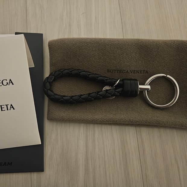 보테가베네타 로고 태그 키링 블랙