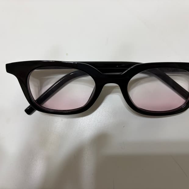 검정 뿔테 핑크 렌즈 선글라스