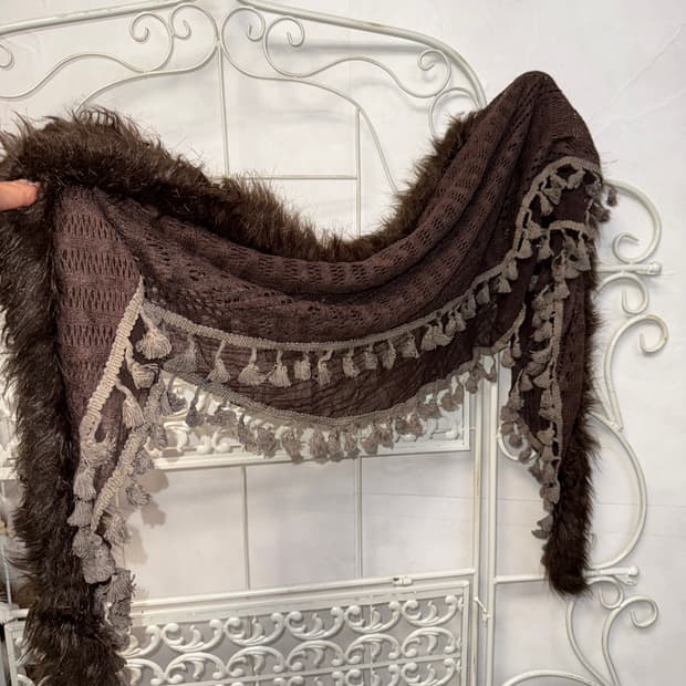 Dark brown fur trimmed tassel knit 머플러