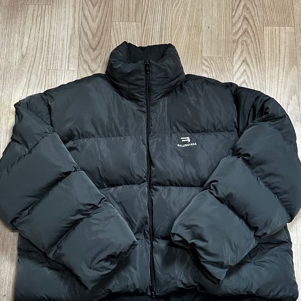 발렌시아가 C자형 패딩 재킷