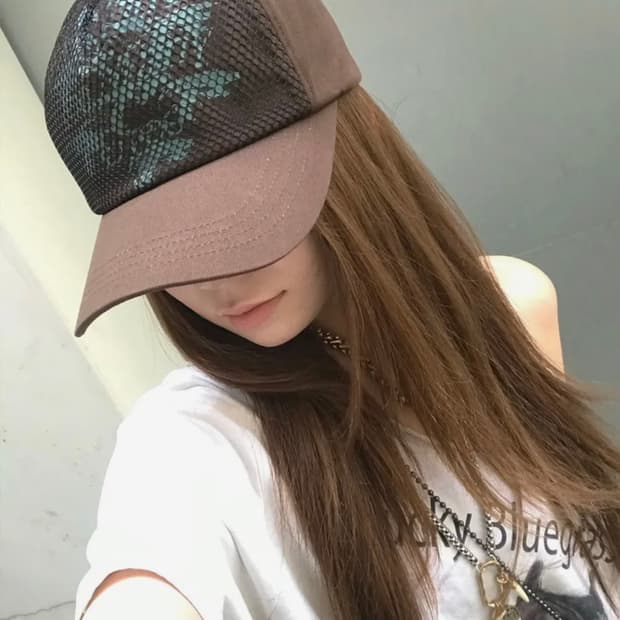 이시옷 Overmesh Glitched Cap_Dark Brown