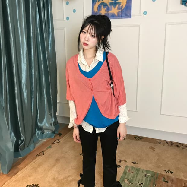 쨍한 블루 반팔 레이어드에 코랄 핑크 가디건 포인트 코디🎀
