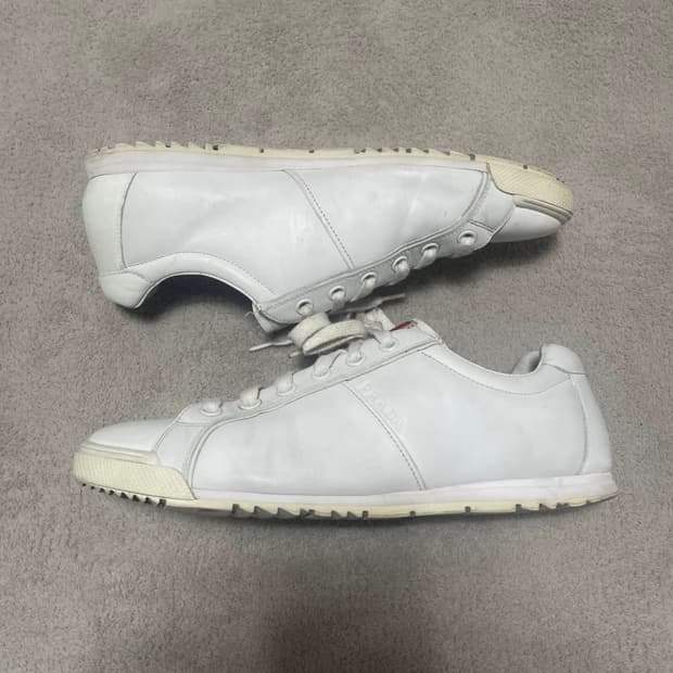 프라다 스포츠 레더 로고 스니커즈 285