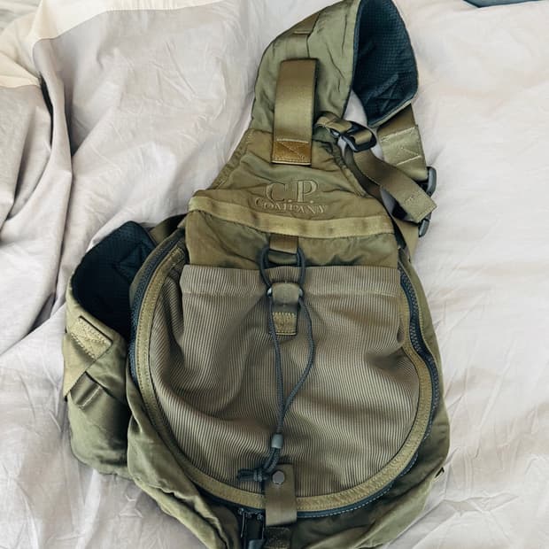 CP컴퍼니 나일론 B 크로스바디 백 아이비 그린