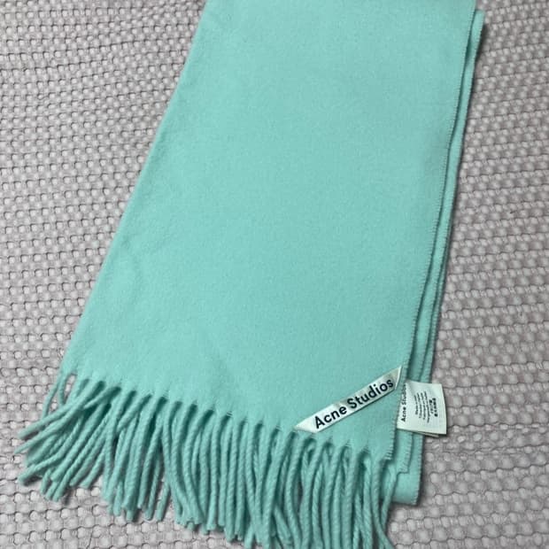 아크네스튜디오 민트 목도리