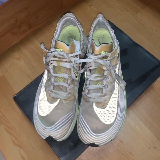 나이키 줌플라이 sp 볼트 형광