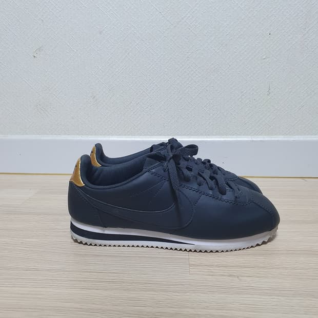 나이키 코르테즈 스니커즈 255