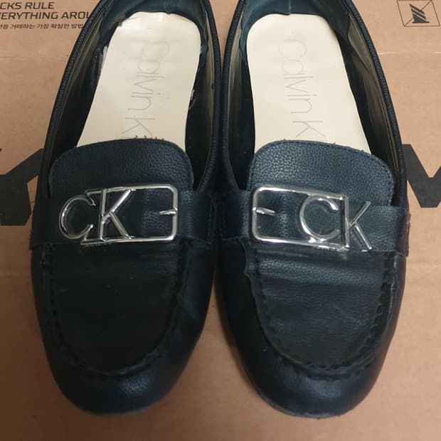 (희귀매물) 캘빈클라인 은장 CK로고 레더 보트 플랫슈즈 블랙 (245)