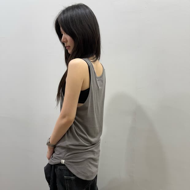 넘버나인 x 스튜디오스 코튼 사이드 디테일 슬리브리스