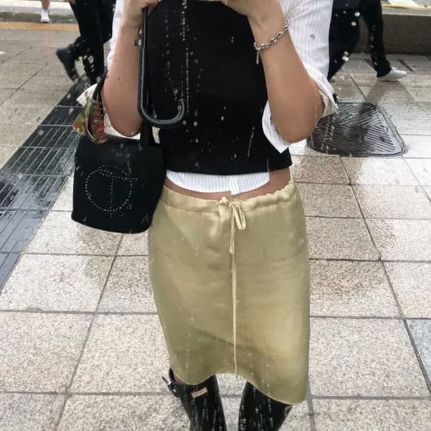 새틴 로우라이즈 실키 미디스커트