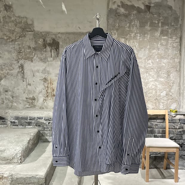 와이 프로젝트 핀치드 로고 스트라이프 코튼 셔츠