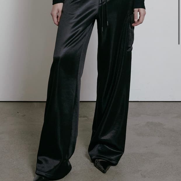 보헤미안서울 LOGO BAND WIDE PANTS, GLOSSY